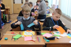 Праздничный калейдоскоп - коллектив СДК "Крылатское" организовал мастер-класс искусства в стиле кубизма.