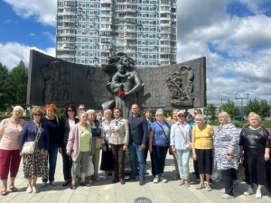 "Завтра была война" - 21 июня на Площади Защитников Неба состоялось торжественное возложение цветов в честь Дня памяти и скорби.