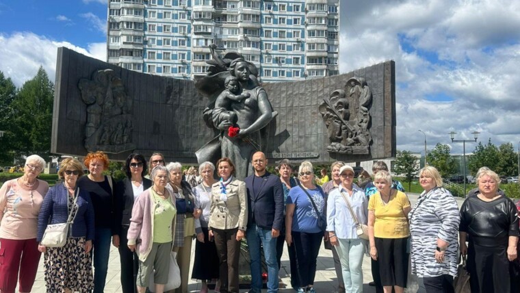 "Завтра была война" - 21 июня на Площади Защитников Неба состоялось торжественное возложение цветов в честь Дня памяти и скорби.